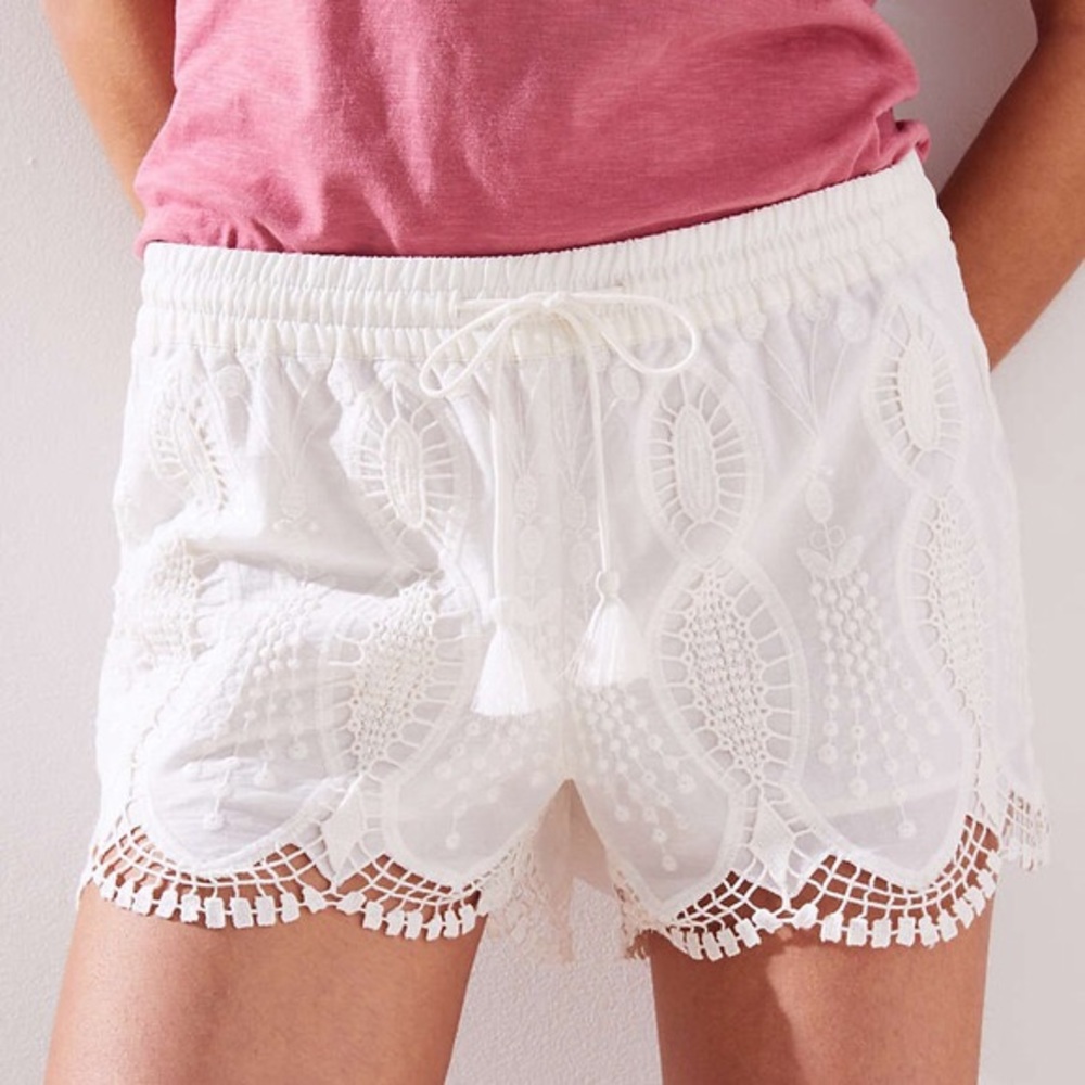 NWT ANN TAYLOR LOFT White scalloped lace shorts S